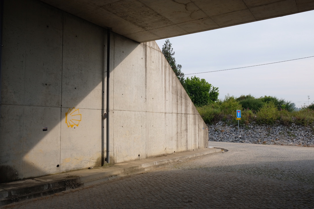 shell directional sign