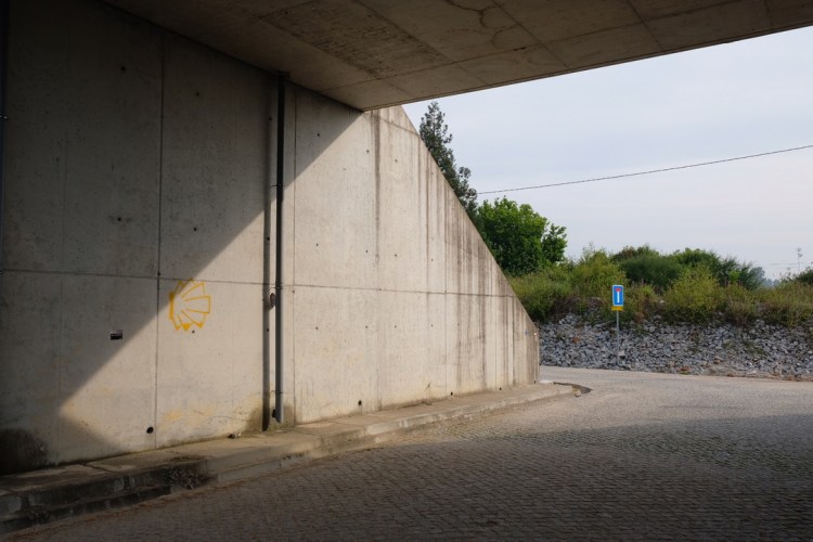 shell directional sign